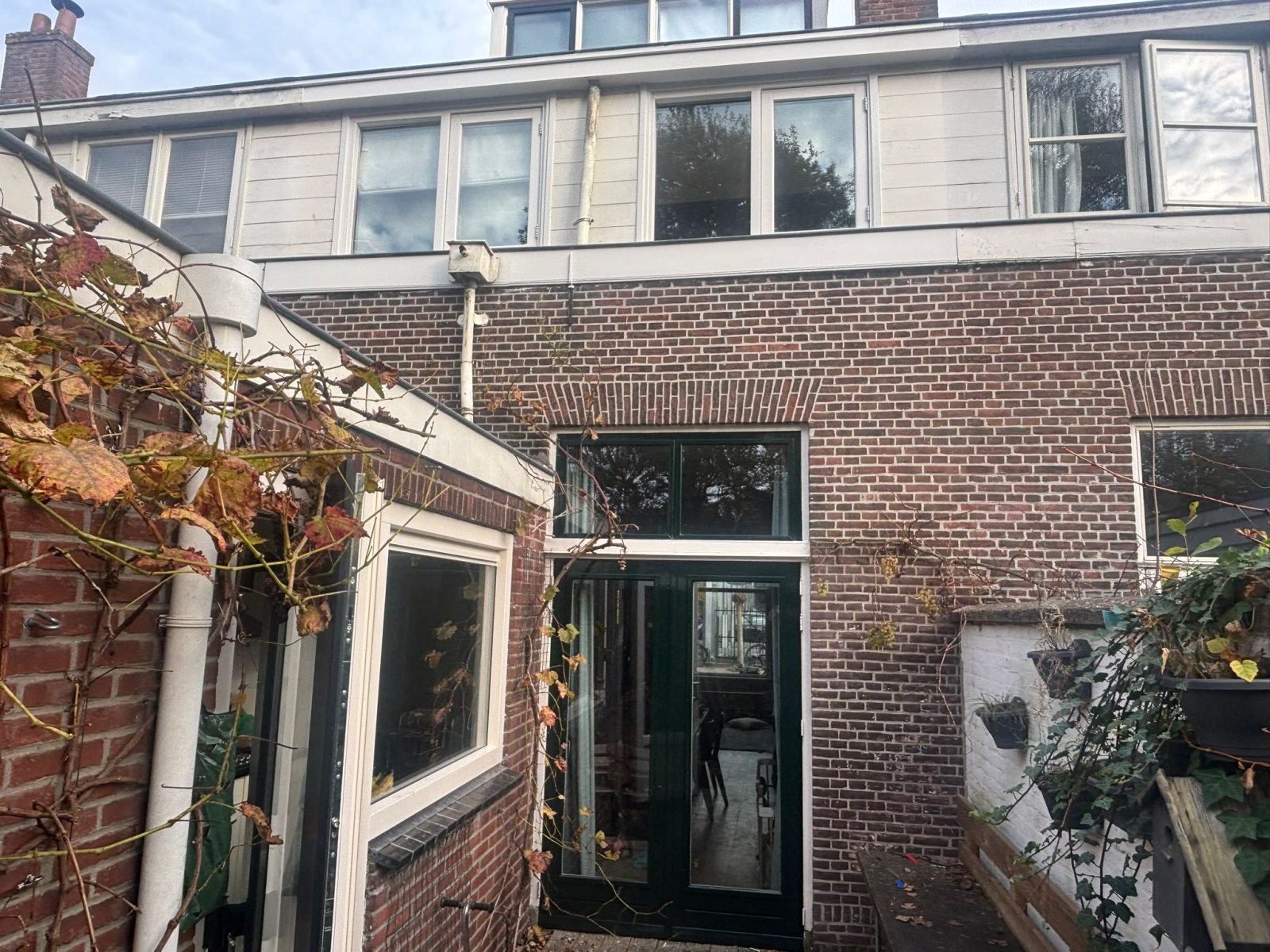 Geschilderde woning in beschermd stadsgezicht in Leiden