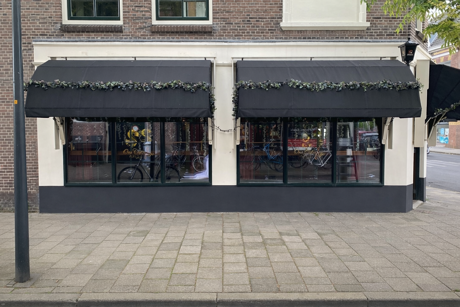 Gevel gesausd van cafe in Leiden
