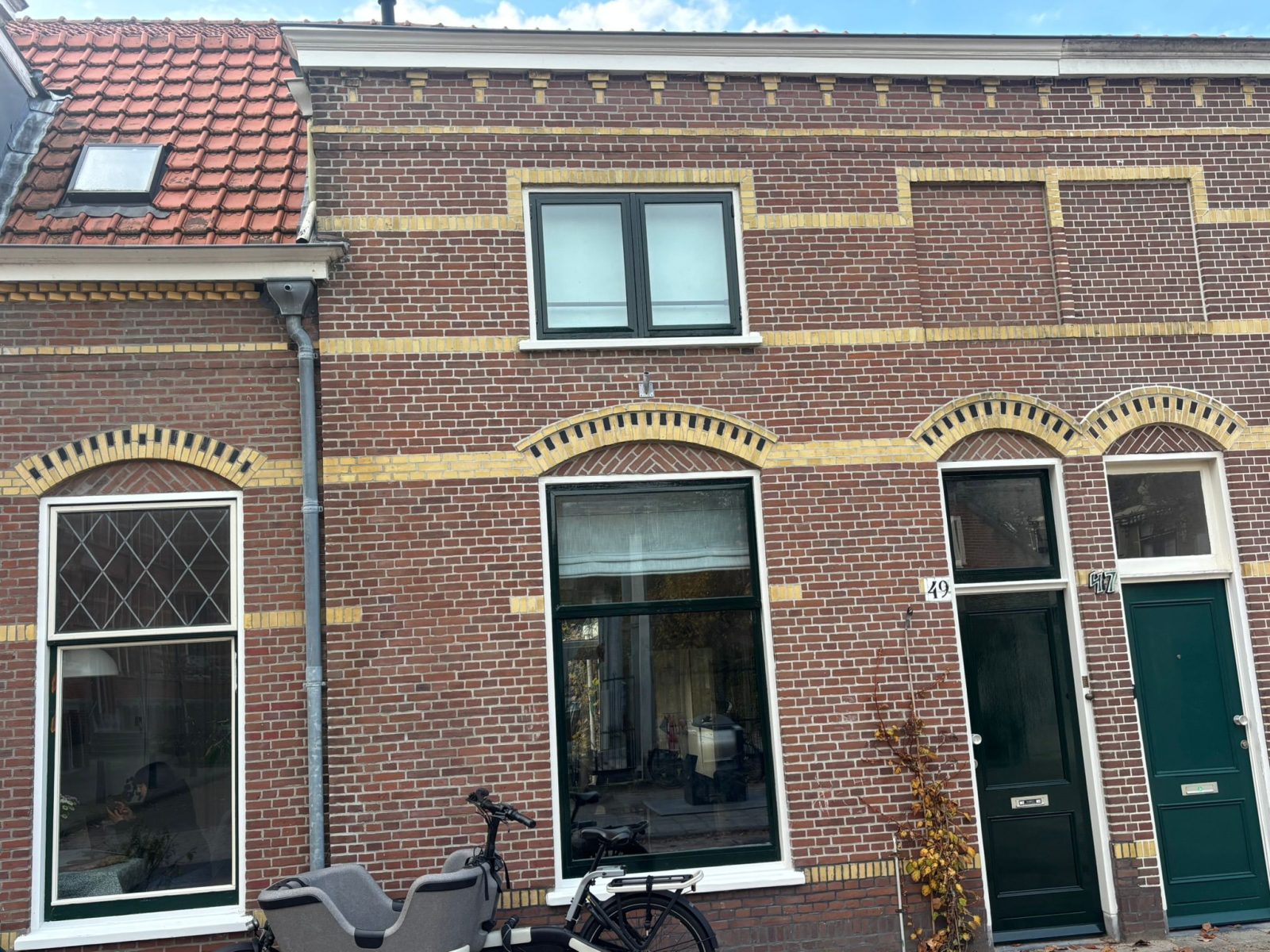 Geschilderde en vervangen boeidelen bij woning in beschermd stadsgezicht Leiden