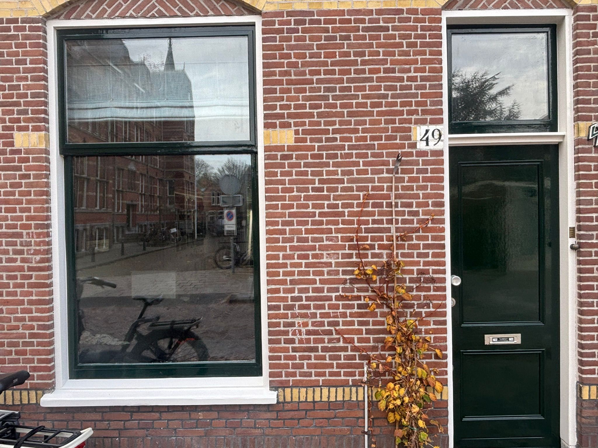 Geschilderde houten kozijnen en voordeur in beschermd stadsgezicht Leiden