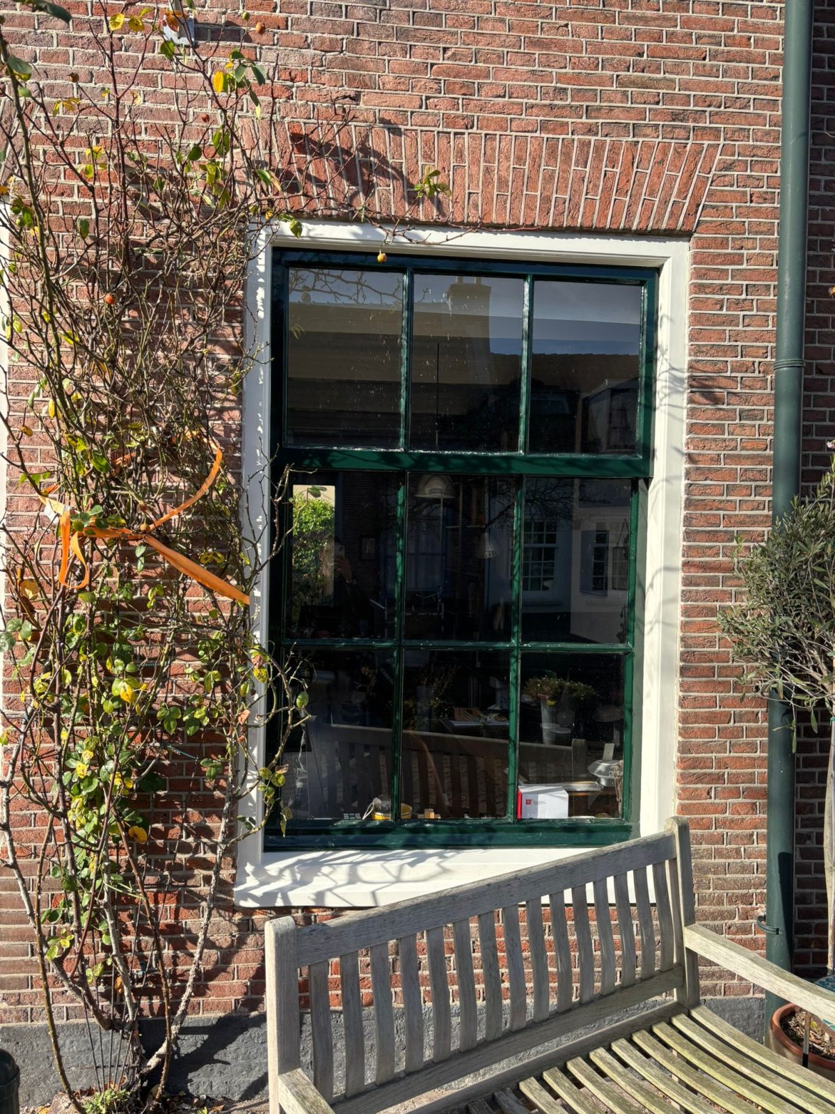 Geschilderd houten kozijn van monumentale woning in Leiden