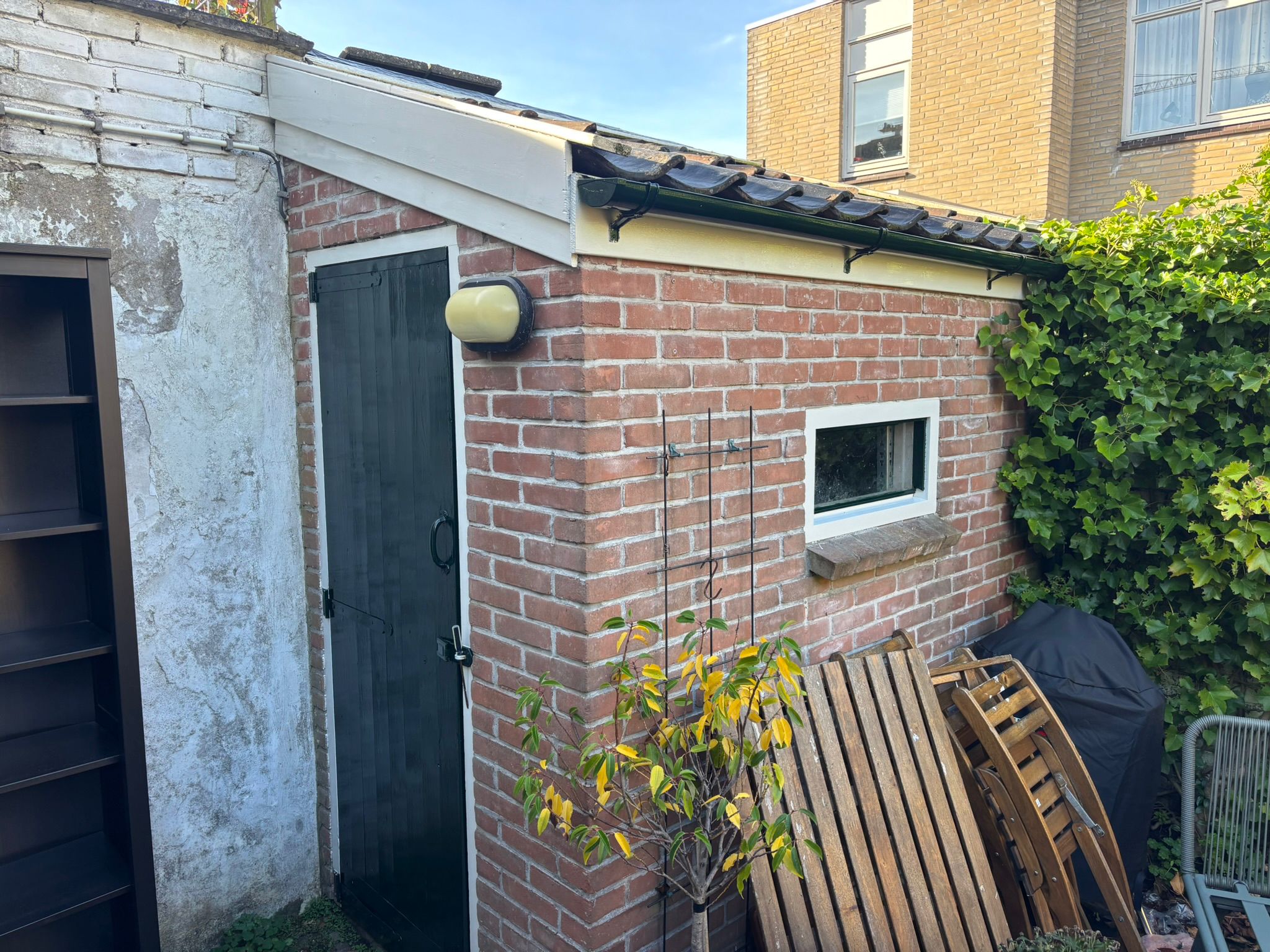 Geschilderd kozijn bij schuur van monumentale woning in Leiden