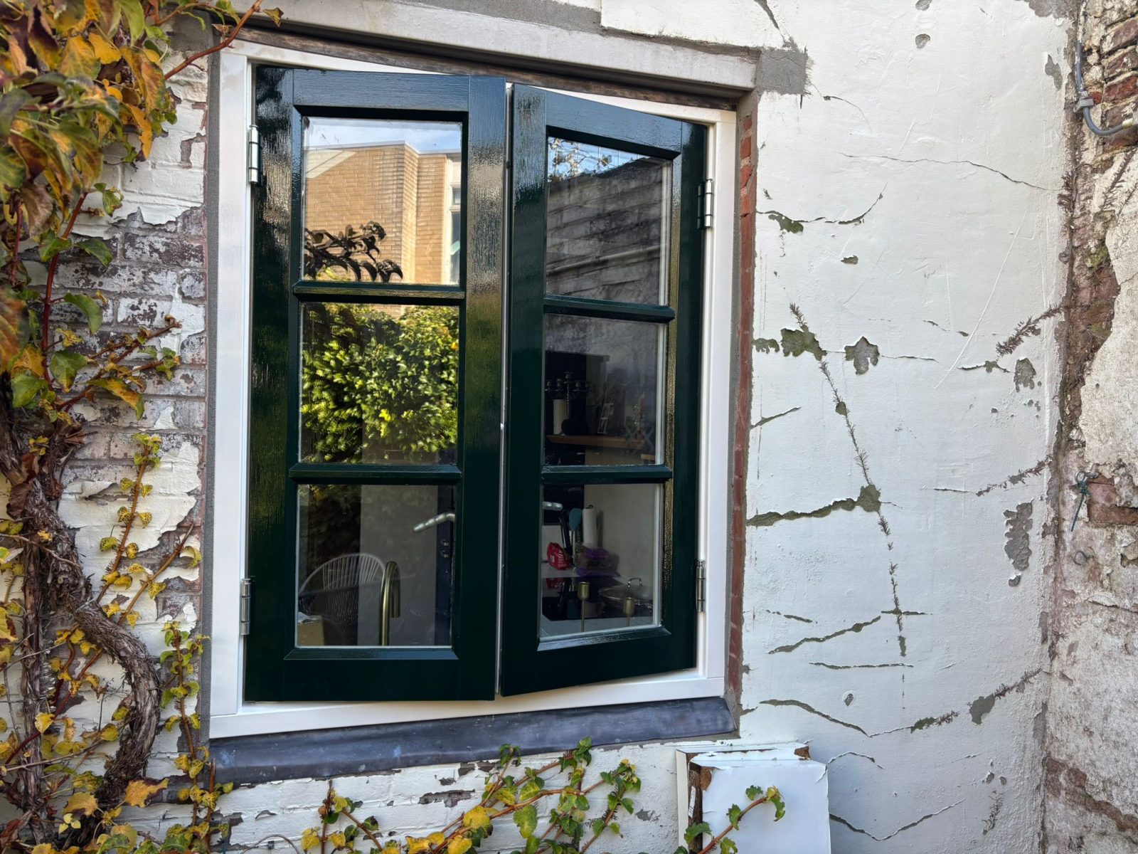 Geschilderd dubbel kozijn van monumentale woning in Leiden