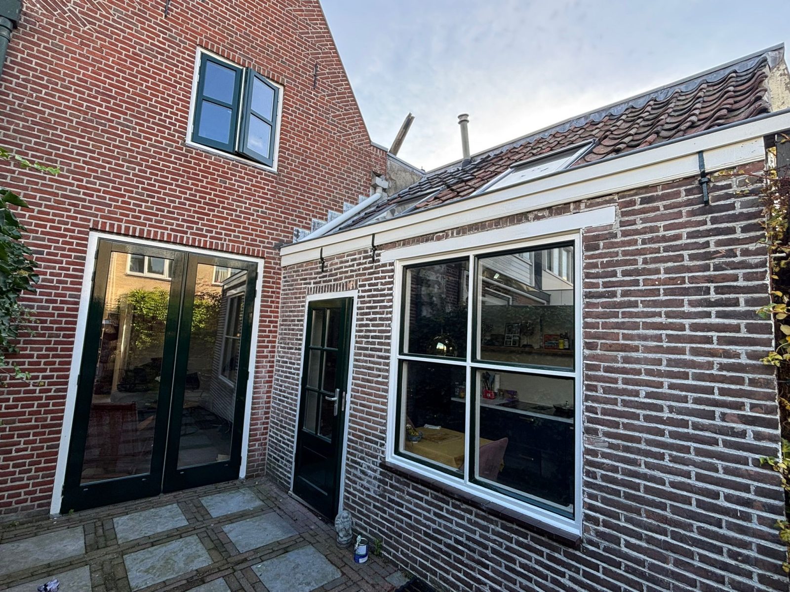 Geschilderde kozijnen bij uitbouw van monumentale woning in Leiden