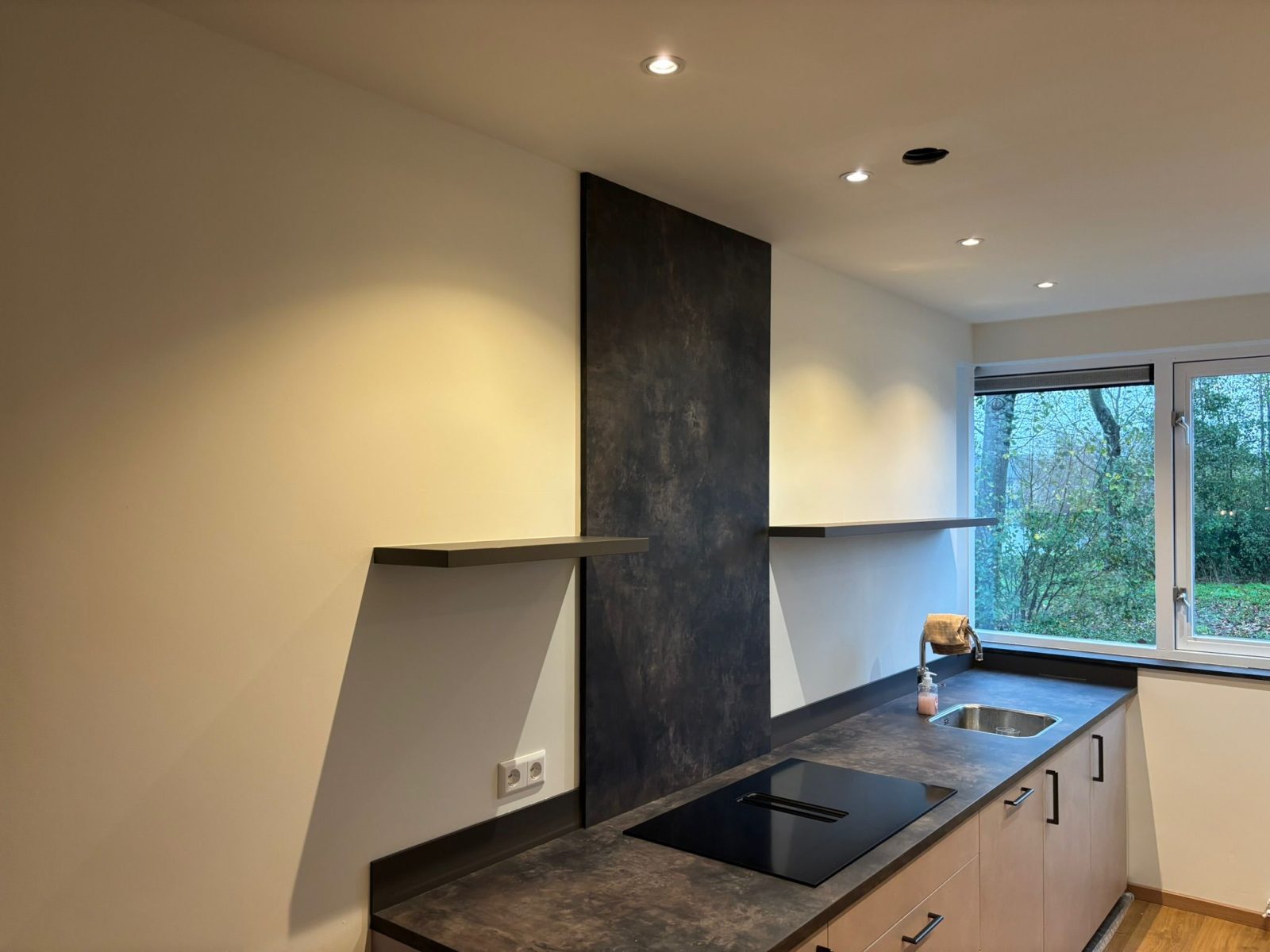 Strak gesausde muren in woning in Leiden