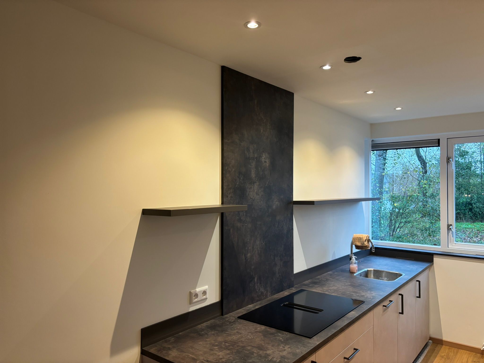 Strak gesausde muren in woning in Leiden