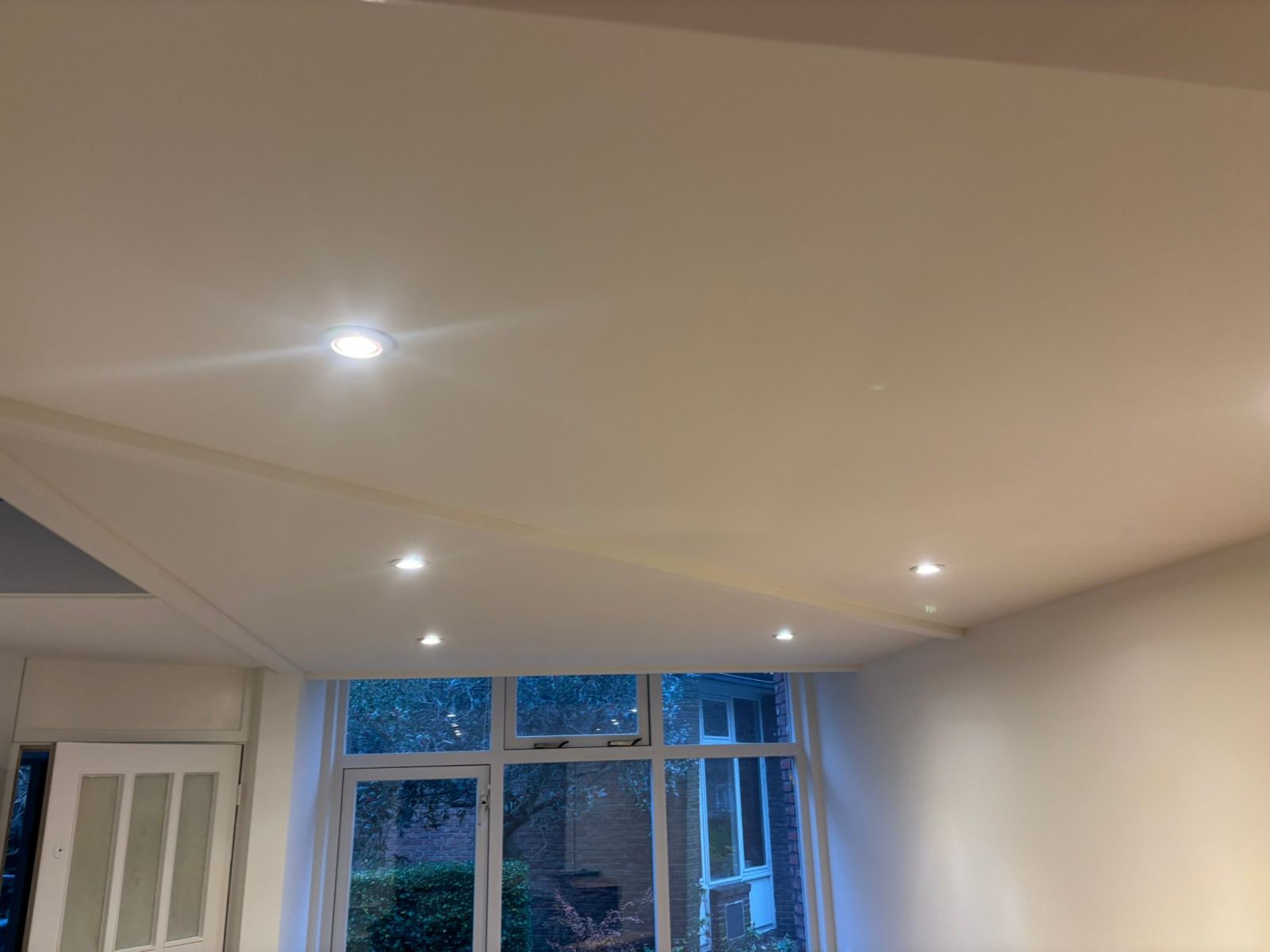 Plafond en wanden strak gesausd in woning in Leiden