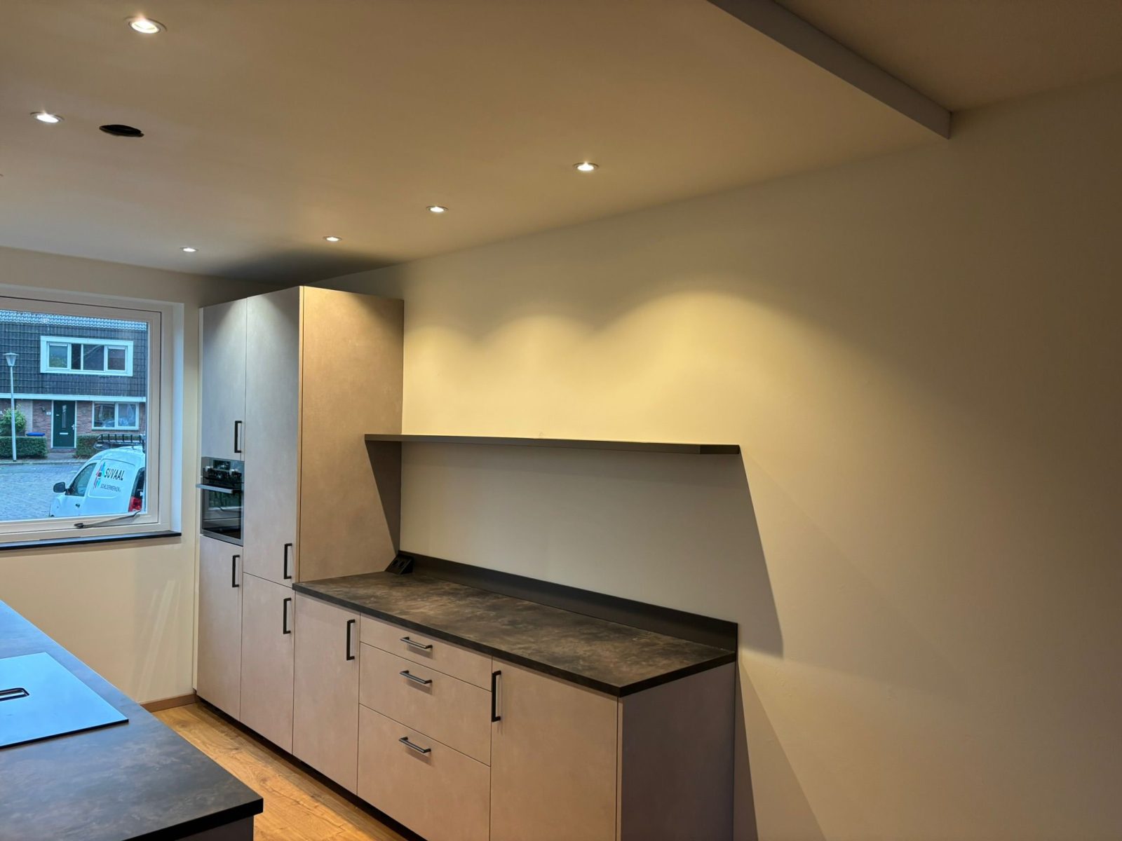 Strak gesauste wanden en plafond in woning