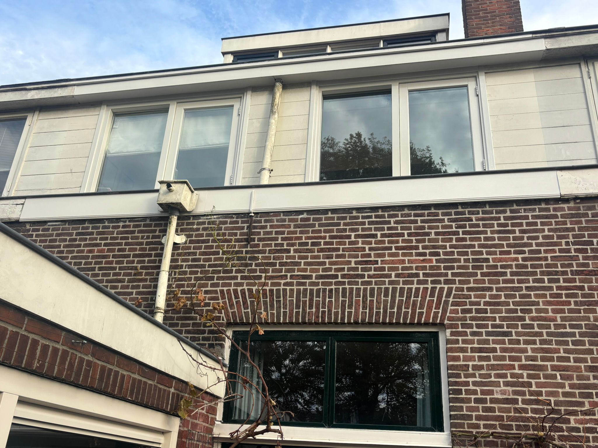 Geschilderde gevel en houten kozijnen van woning