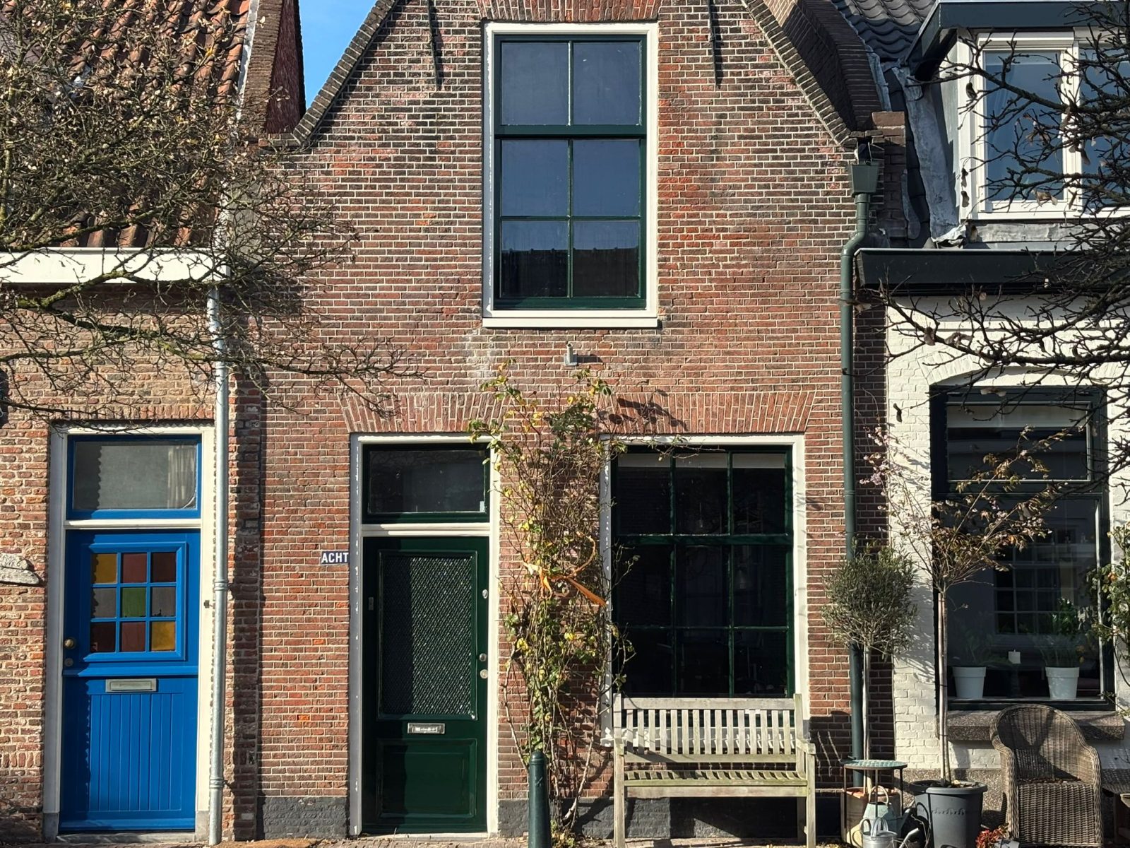 Geschilderde kozijnen en gevel van monumentale woning in Leiden